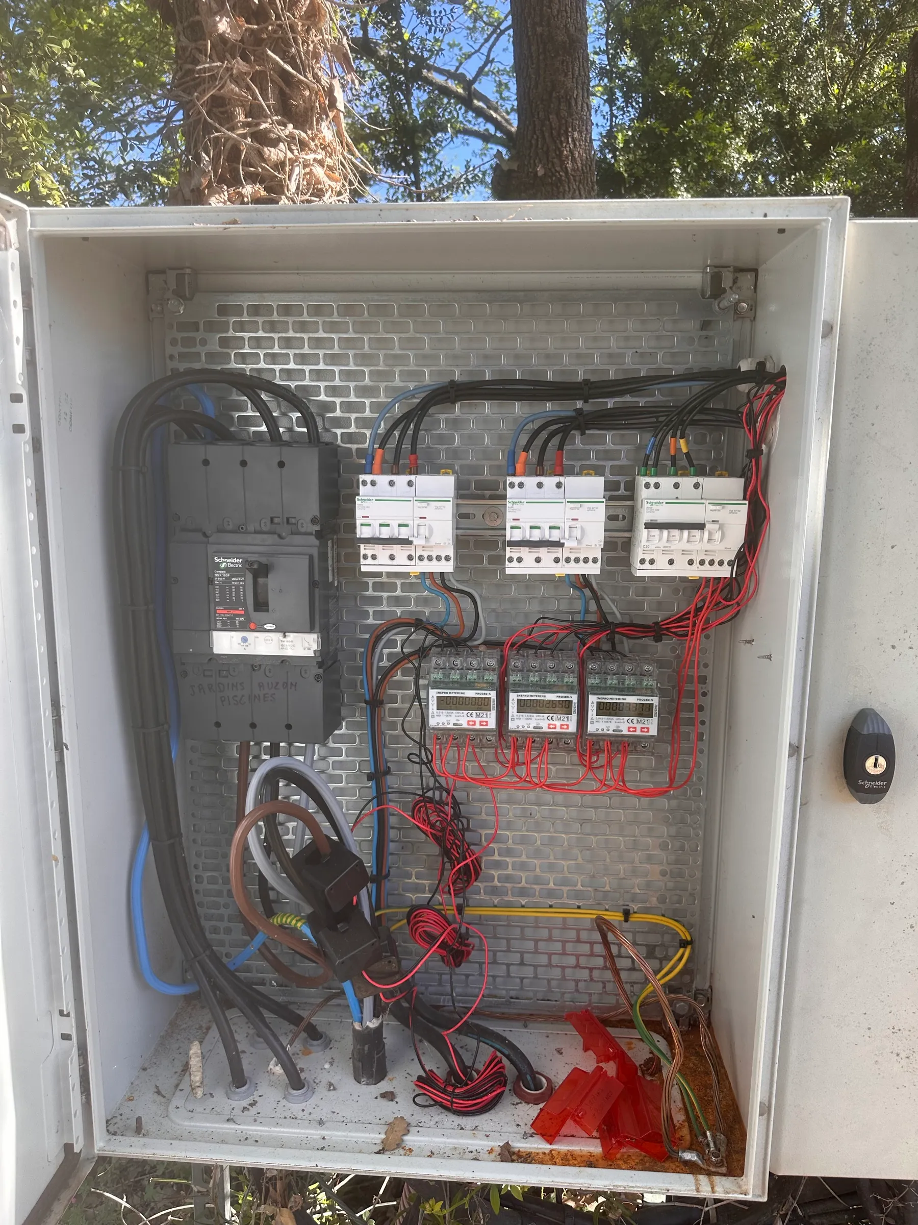 Armoire de distribution avec disjoncteur de puissance et trois compteurs d'énergie