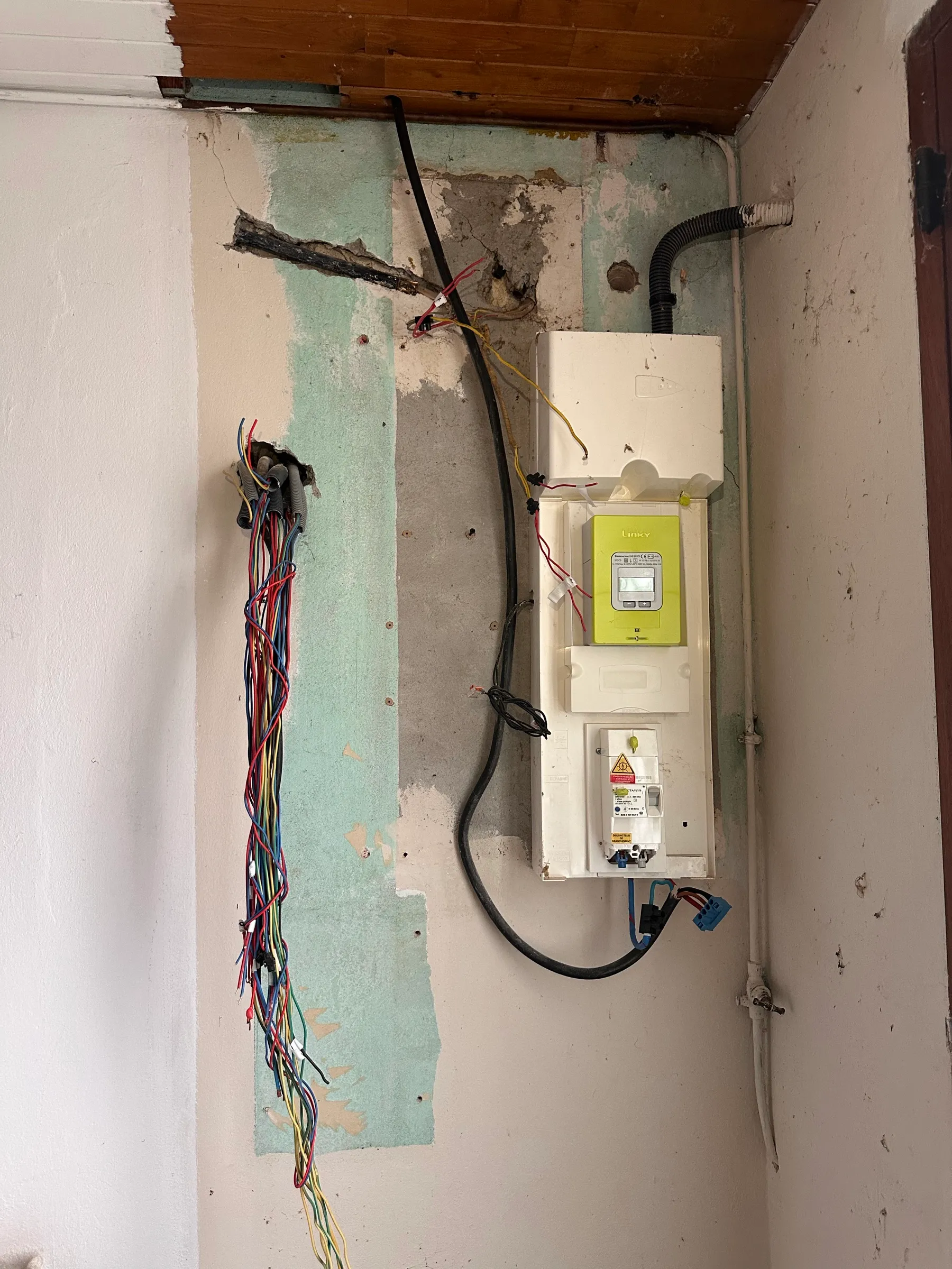 Installation électrique en cours : circuits sortis du mur, en attente de raccordement au tableau neuf