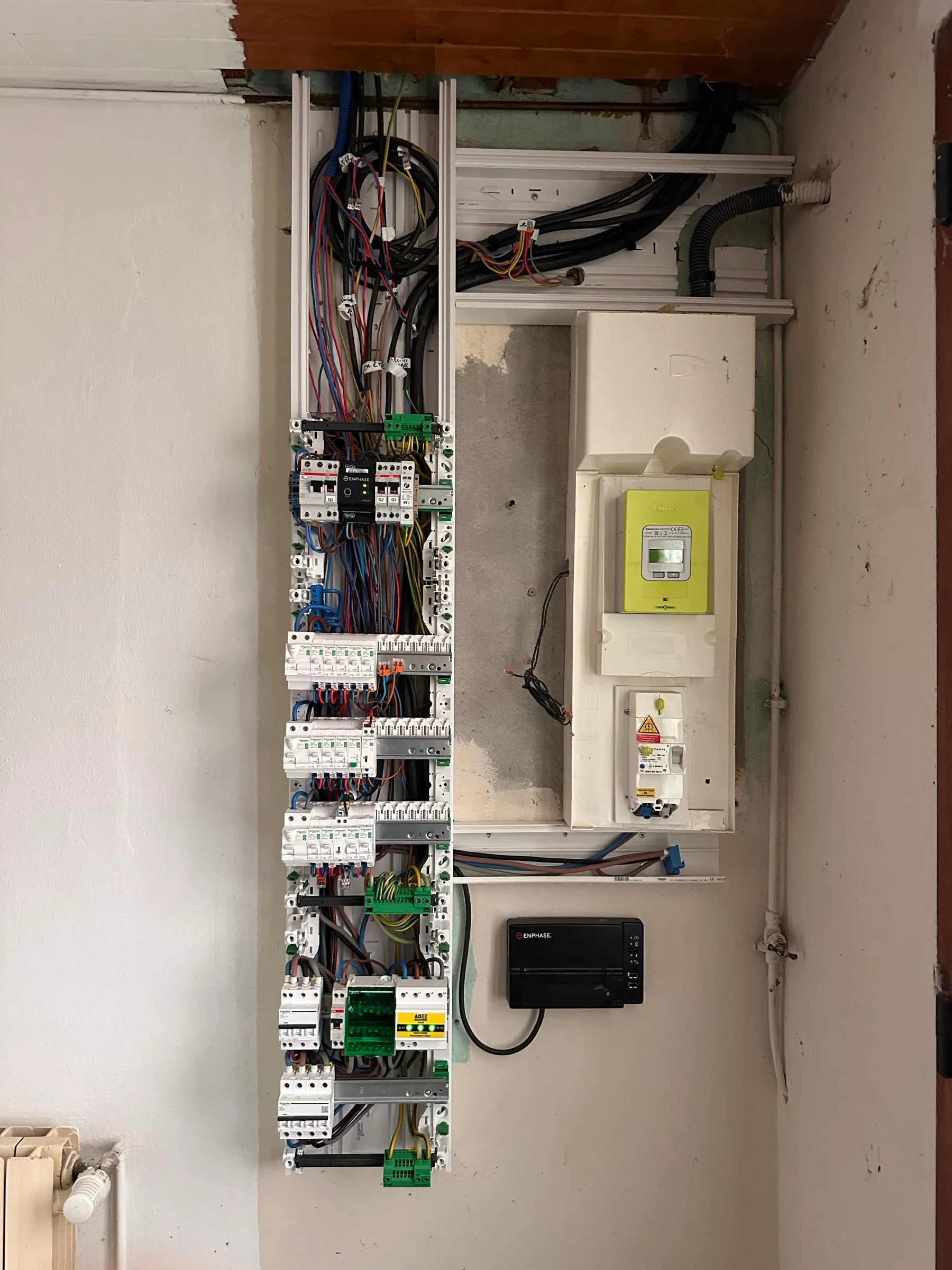 Installation de panneau solaire en autoconsommation : tableau repris avec passerelle Enphase et parafoudre
